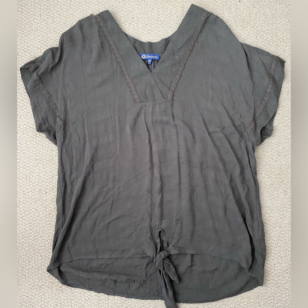 Short sleeve shirt: Brand: Democracy Color: Army green Size: Medium